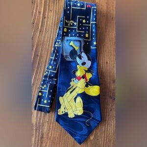 🛍️5/$20 - Vintage Disney Mickey Mouse & Pluto 80s Gaming Labyrinth Blue Silk Tie